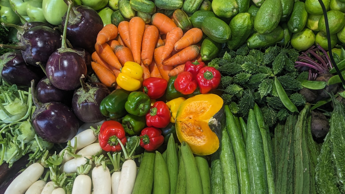 Bambini che mangiano frutta fresca e alimenti naturali