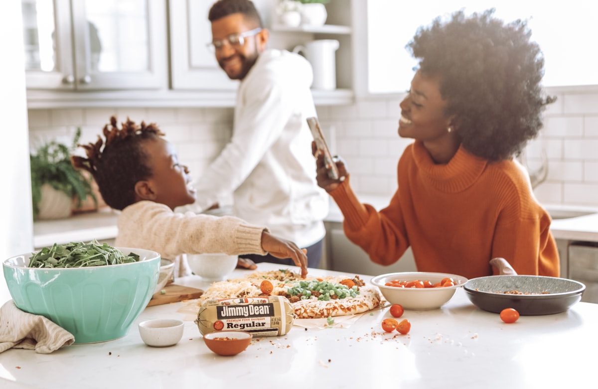 Colazione sana con cereali integrali, frutta e yogurt